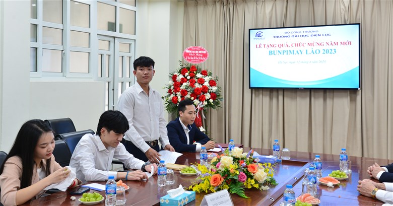 Lưu học sinh Lào PEPSI CHOOMMANI gửi lời cảm ơn tới thầy cô Trường Đại học Điện lực.