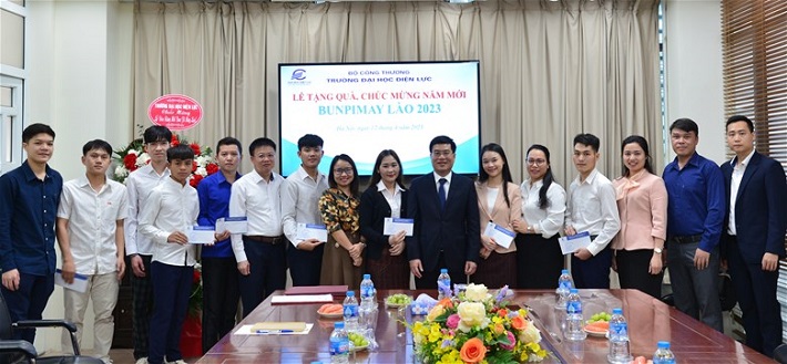 Nhân dịp này, lãnh đạo Nhà trường đã tặng quà tết cho LHS Lào