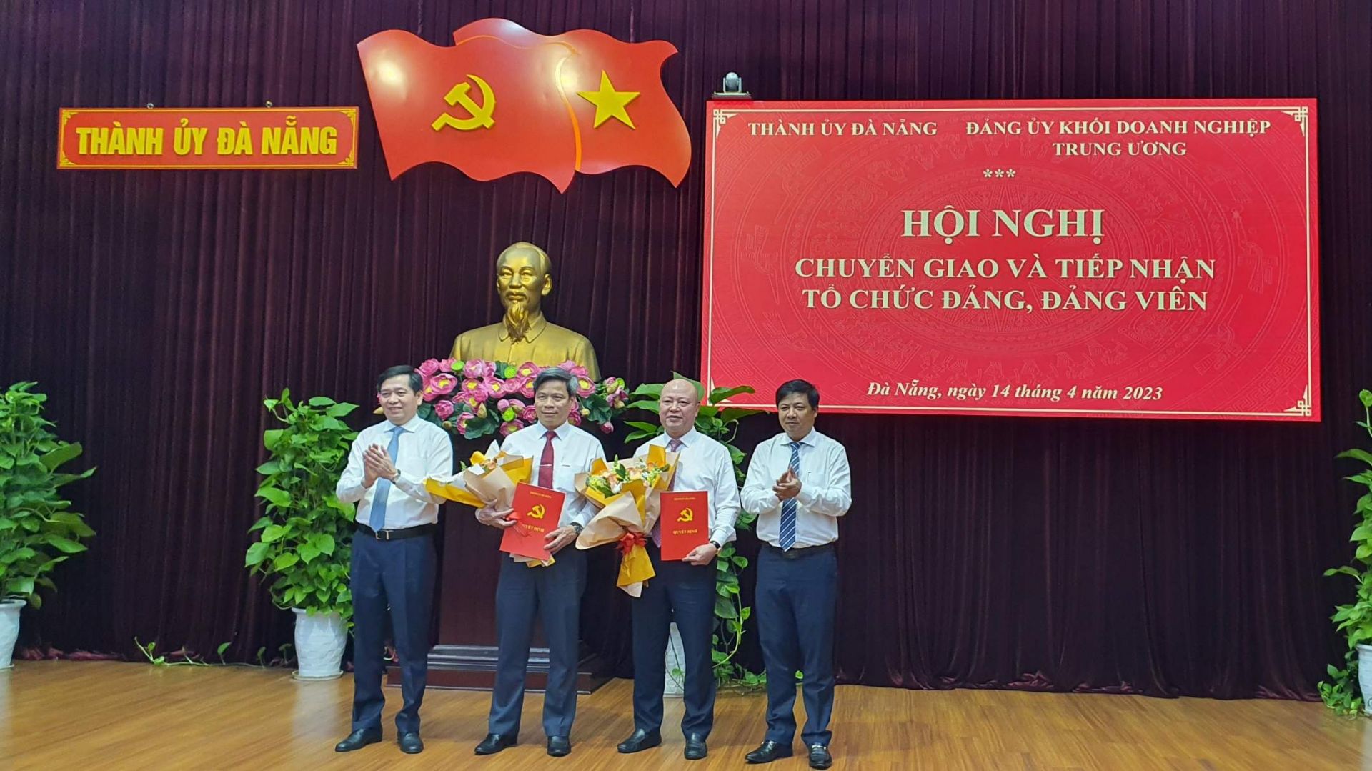 Ký biên bản bàn giao và tiếp nhận Đảng bộ Công ty CP Cao su Đà Nẵng về Đảng bộ Tập đoàn Hóa chất Việt Nam
