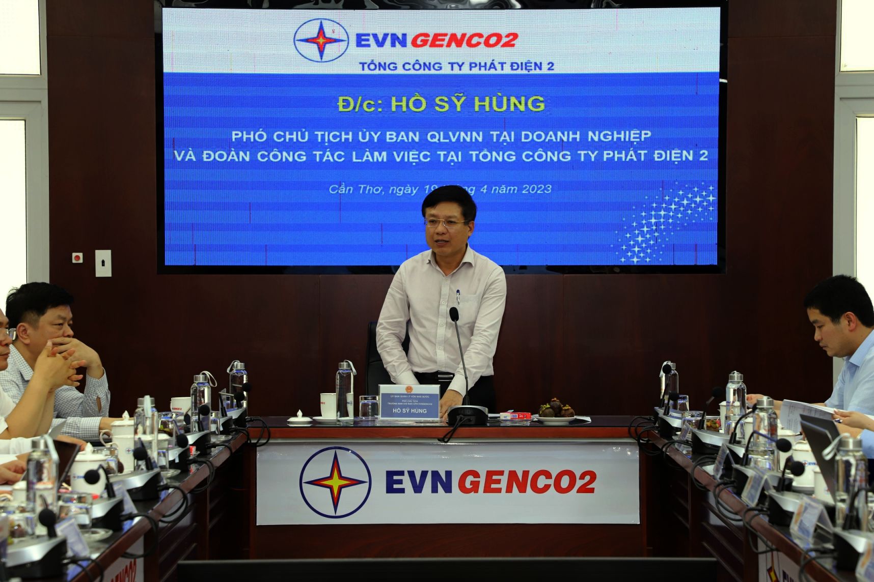 Ông Hồ Sỹ Hùng - Phó Chủ tịch Ủy ban Quản lý vốn Nhà nước tại doanh nghiệp, Trưởng Ban chỉ đạo Cổ phần hóa EVNGENCO2 ghi nhận những nỗ lực và kết quả Tổng Công ty
