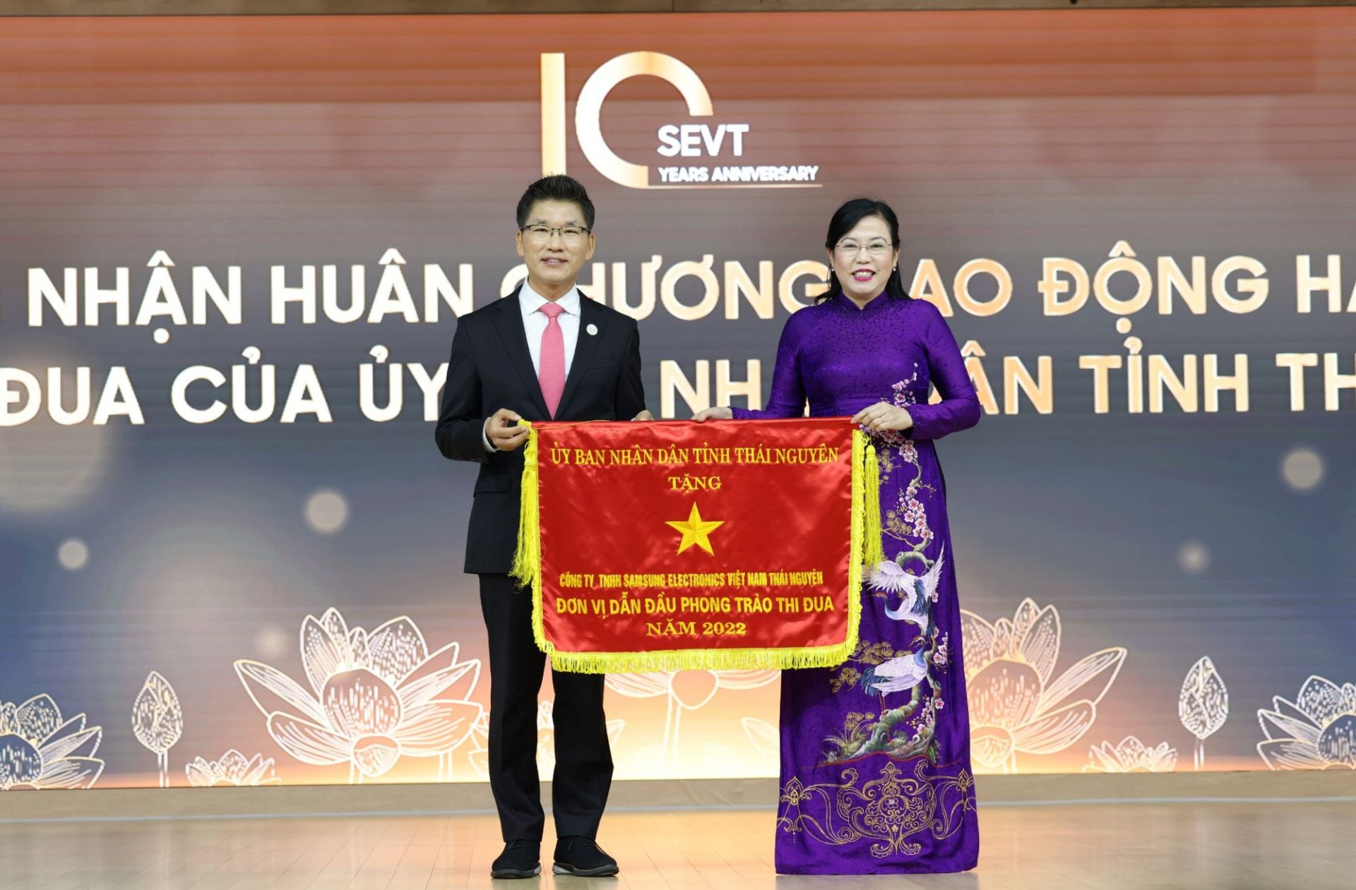 Bí thư Tỉnh ủy Thái Nguyên Nguyễn Thanh Hải trao Cờ Thi đua cho Công ty Samsung Việt Nam Thái Nguyên