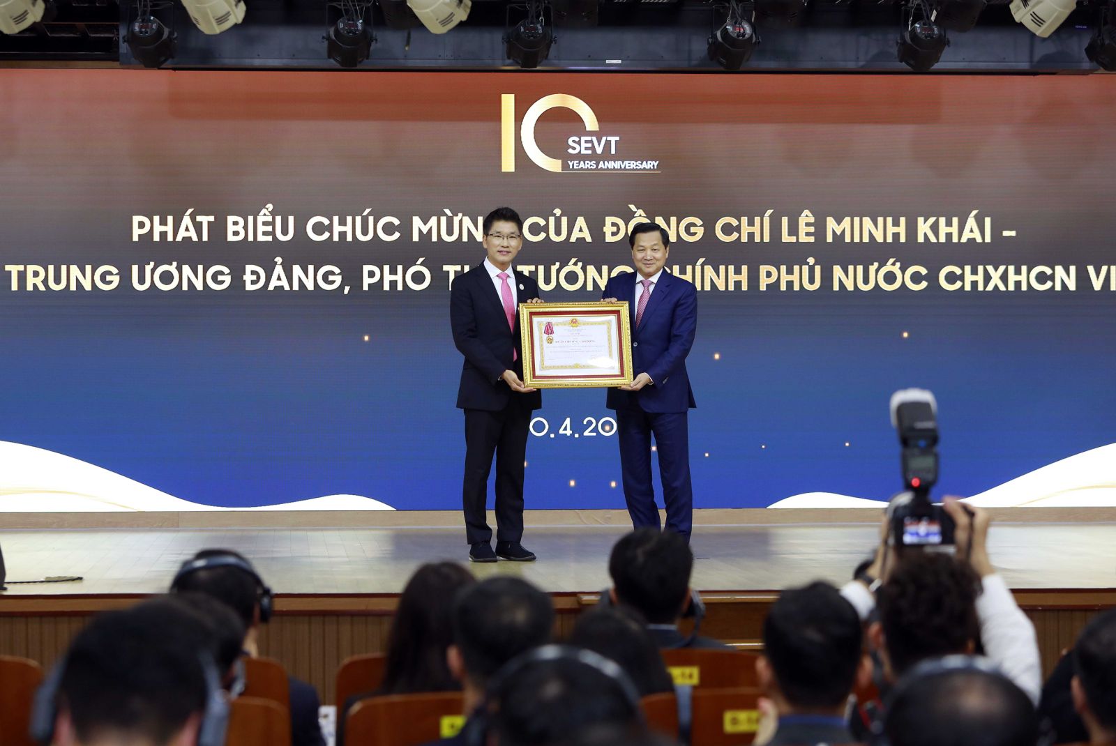 Thay mặt Lãnh đạo Đảng và Nhà nước, đồng chí Lê Minh Khái - Bí thư Trung ương Đảng, Phó Thủ tướng Chính phủ đã trao Huân chương Lao động Hạng Ba của Chủ tịch nước cho Công ty TNHH Điện tử Samsung Việt Nam Thái Nguyên
