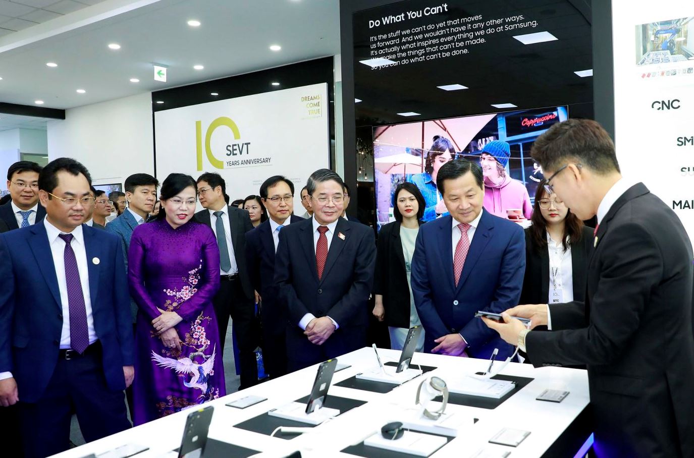 Phó Thủ tướng Lê Minh Khái, Phó Chủ tịch Quốc hội Nguyễn Đức Hải tham quan khu trưng bày các sản phẩm của Samsung Thái Nguyên