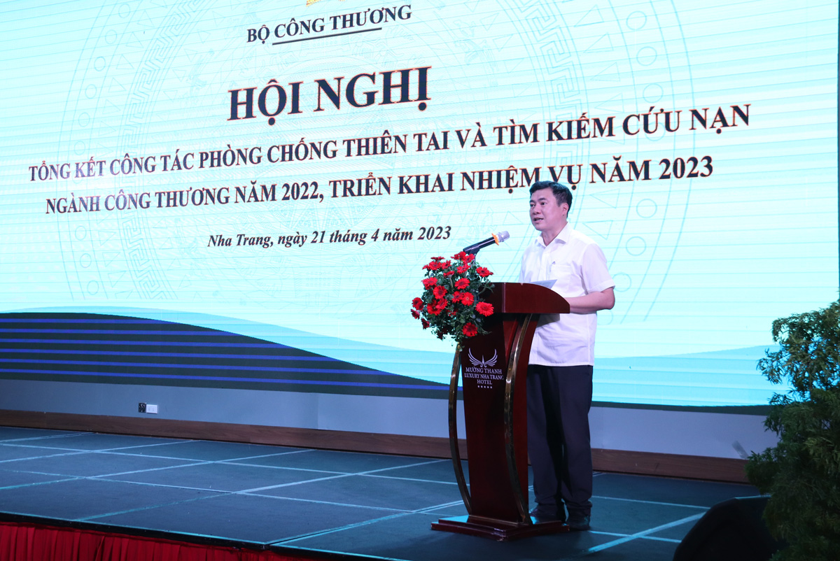 Thứ trưởng Nguyễn Sinh Nhật Tân phát biểu tại Hội nghị triển khai công tác Phòng chống thiên tai và tìm kiếm cứu nạn ngành Công Thương