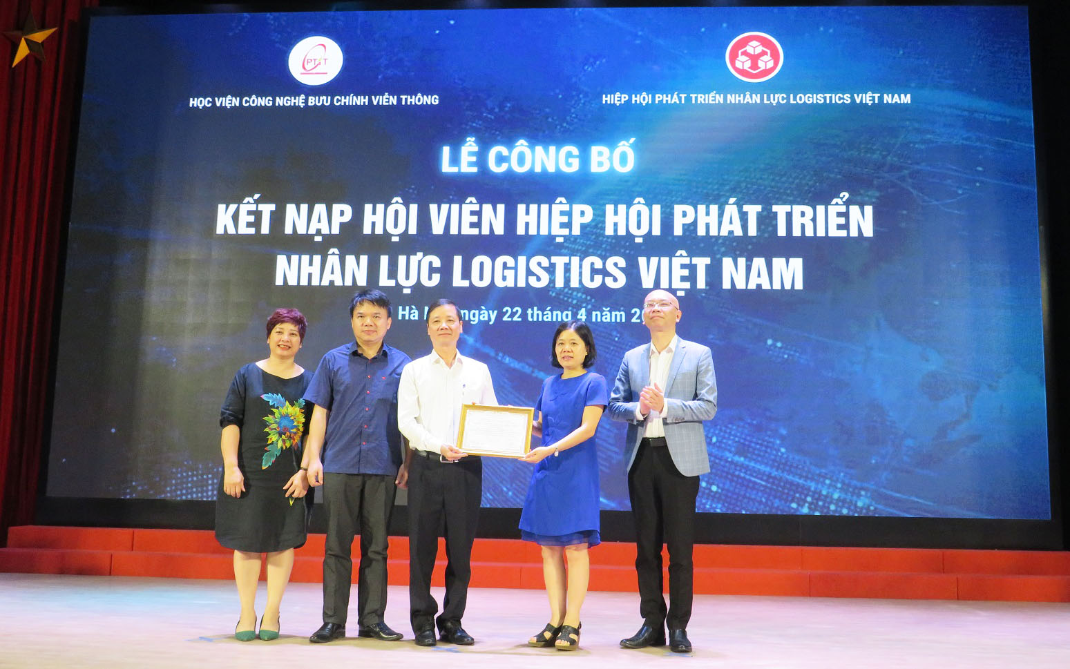 Trong khuôn khổ Tọa đàm, Ban Lãnh đạo Hiệp hội Phát triển nhân lực Logistics Việt Nam (VALOMA) đã chính thức trao Chứng nhận hội viên cho Học viện Công nghệ Bưu chính viễn thông