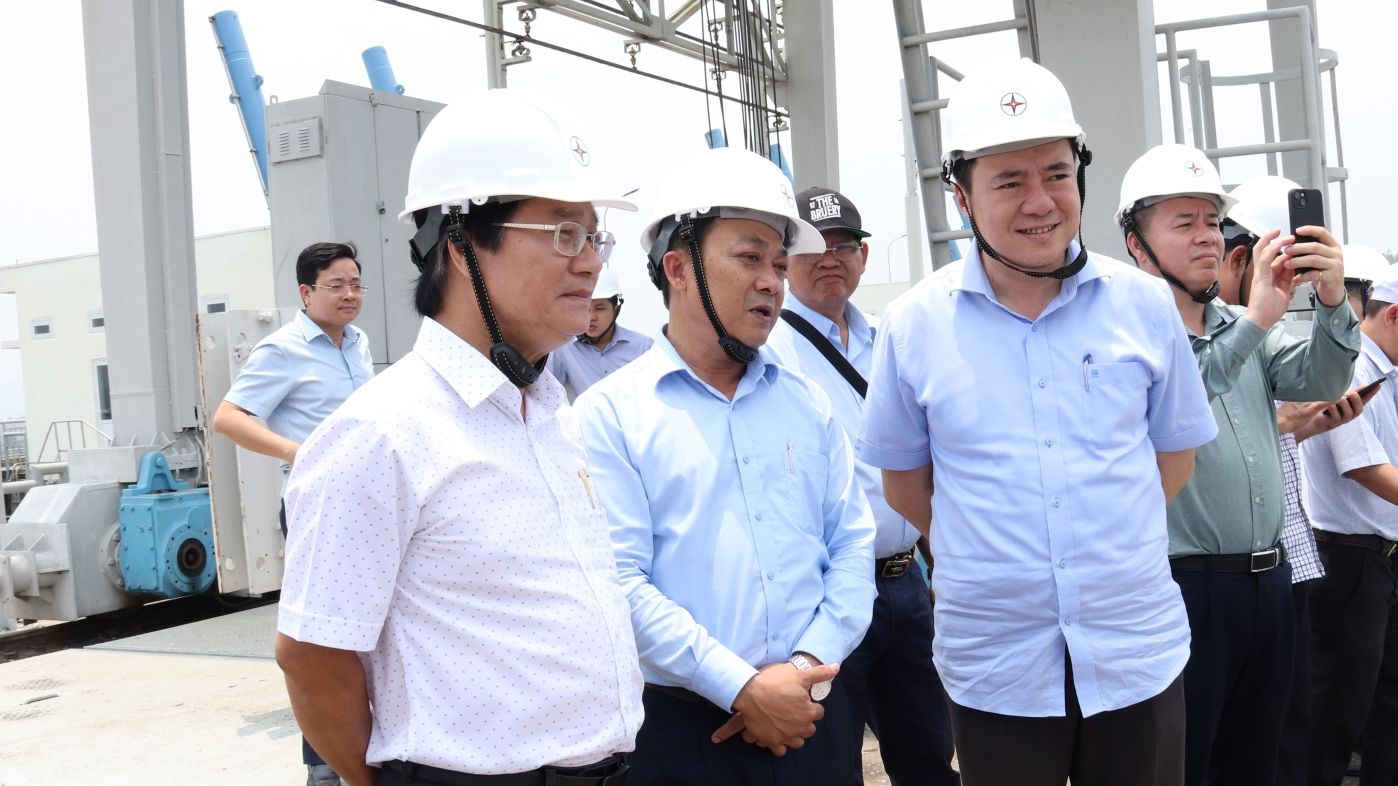 Thứ trưởng Nguyễn Sinh Nhật Tân kiểm tra công tác phòng chống thiên tai tại Thủy điện Sông Ba Hạ