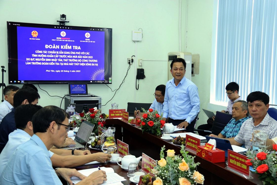 Đại diện Thủy điện Sông Ba Hạ báo cáo về công tác phòng chống thiên tai