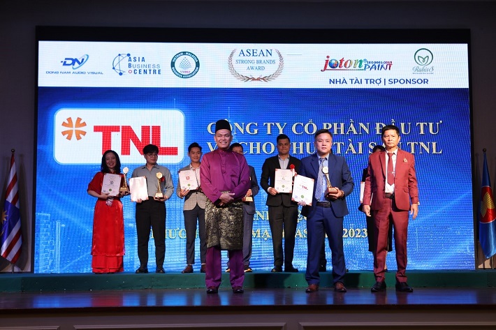 Đại diện Công ty CP Đầu tư và Cho thuê Tài sản TNL vinh hạnh nhận giải thưởng Top 10 Thương hiệu Mạnh ASEAN 2023