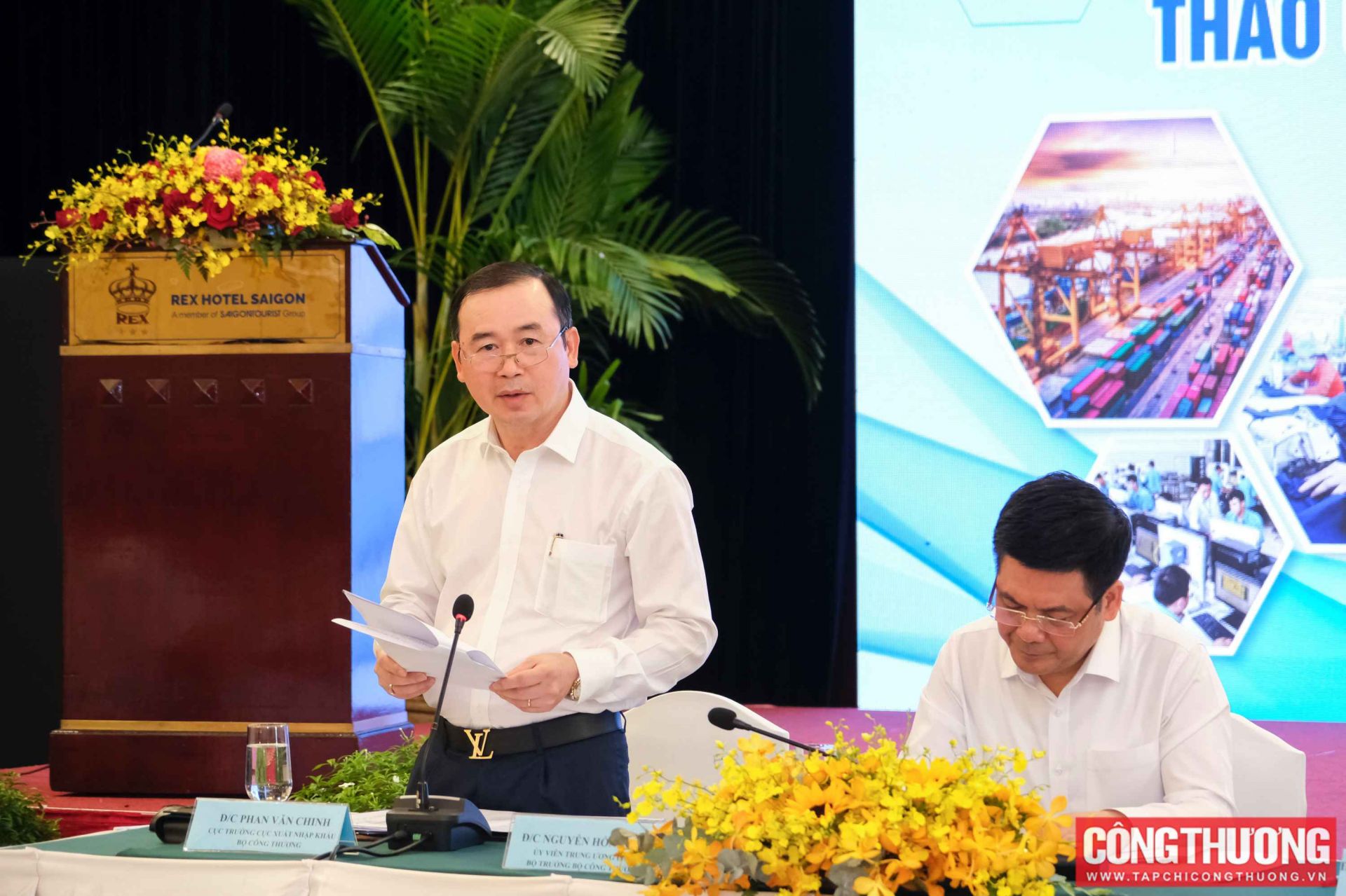 Cục trưởng Cục Xuất nhập khẩu Phan Văn Chinh trình bày báo cáo dẫn đề Hội nghị “Tháo gỡ khó khăn trong sản xuất kinh doanh và đẩy mạnh xuất khẩu”