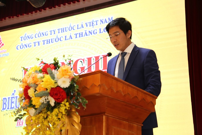 Ông Nguyễn Hữu Kiên - Giám đốc Công ty Thuốc lá Thăng Long báo cáo kết quả sản xuất kinh doanh năm 2022 và phương hướng nhiệm vụ năm 2023