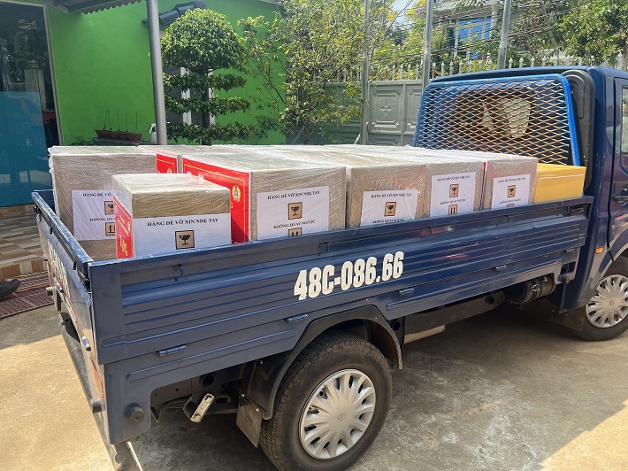 Những thùng quà thể hiện tấm lòng của cán bộ, nhân viên Công ty Nhôm Đắk Nông chuẩn bị lên đường đến với Trường Sa thân yêu