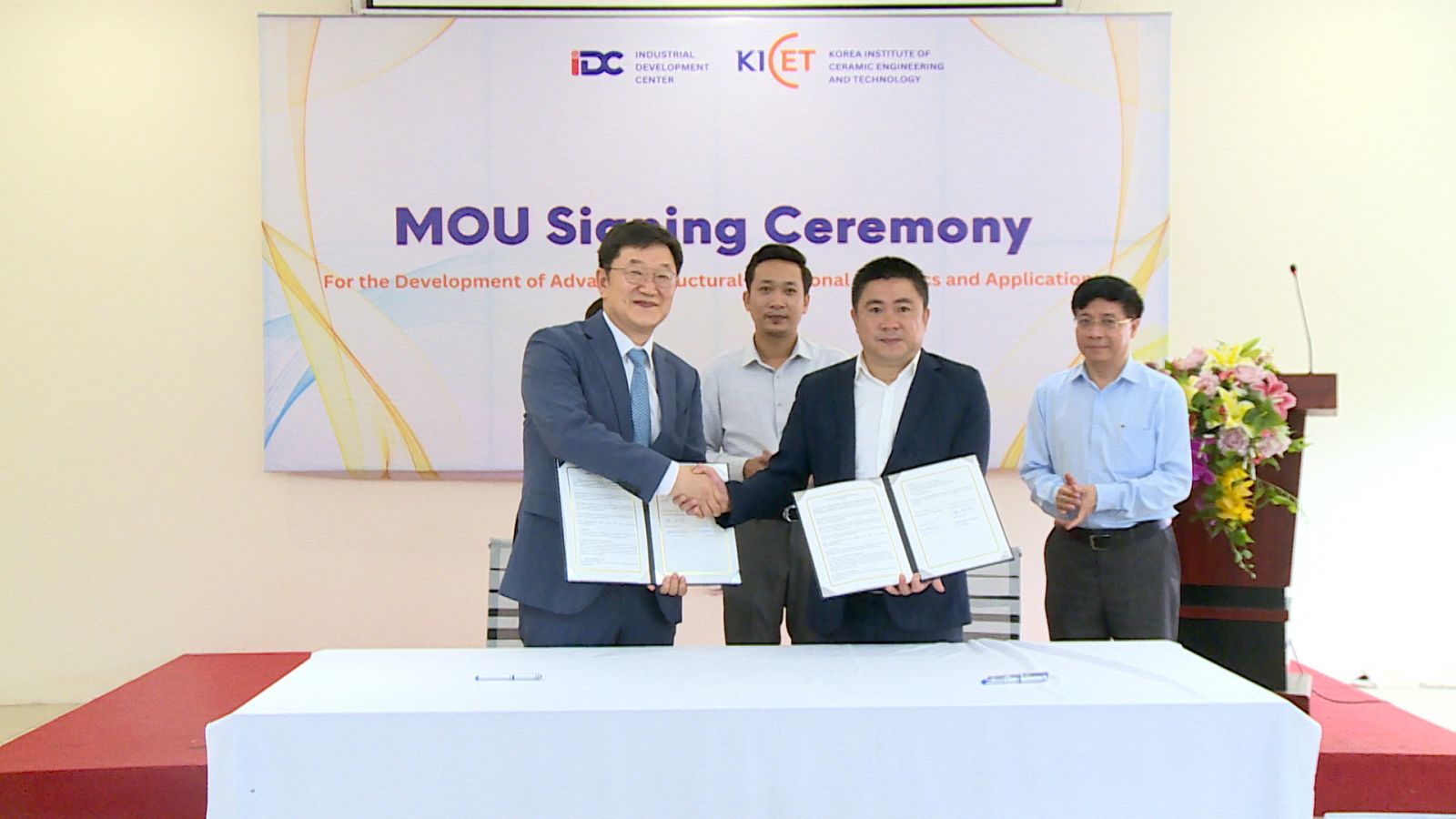 Lễ ký kết Biên bản ghi nhớ (MOU) giữa Trung tâm Hỗ trợ phát triển công nghiệp (IDC) và Viện Kỹ thuật và Công nghệ Hàn Quốc (KICET)