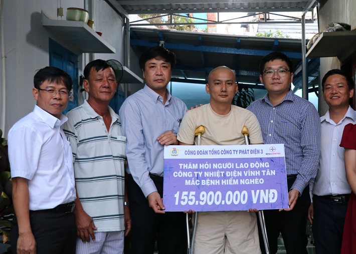 Ông Văng Thanh Hùng - Chủ tịch Công đoàn Công ty NĐ Vĩnh Tân trao quà hỗ trợ