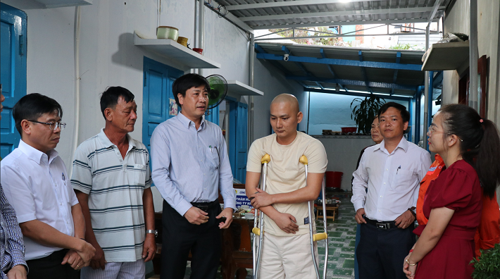 Đại diện Công ty Nhiệt điện Vĩnh Tân thăm hỏi, động viên anh Nguyễn Văn Liêm