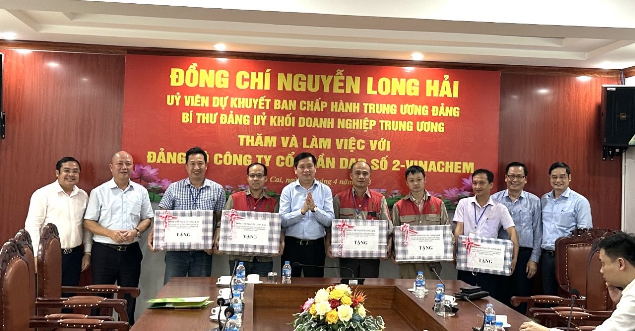 dap - vinachem 2 tang qua