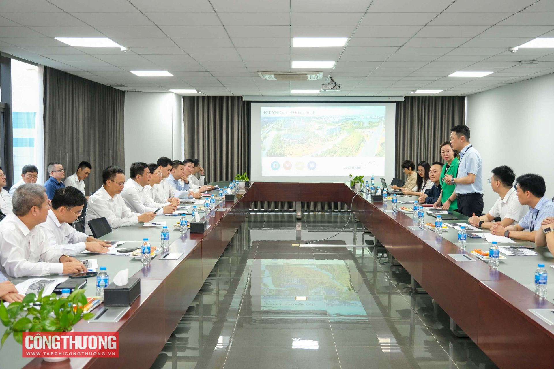 Bộ trưởng Nguyễn Hồng Diên cùng đoàn công tác của Chính phủ và Bộ Công Thương làm việc với Công ty TNHH Luxshare - ICT (Vân Trung)