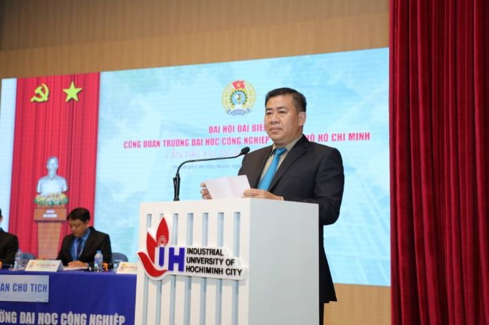Thầy Phan Hồng Hải – Bí thư Đảng ủy – Hiệu trưởng Nhà trường phát biểu tại đại hội