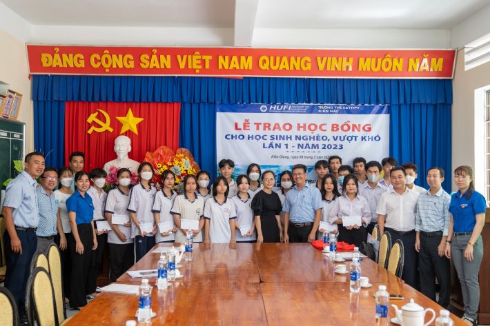 HUFI trao 20 suất học bổng cho các em học sinh khó khăn, vượt khó của Trường THCS & THPT Kiên Hải, Kiên Giang