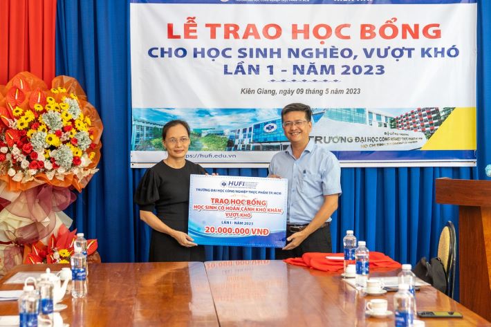 Cô Lê Thị Nga – Phó hiệu trưởng THCS & THPT Kiên Hải đại diện 20 em học sinh nhận học bổng từ TS. Thái Doãn Thanh - Đảng ủy viên, Phó Hiệu trưởng HUFI