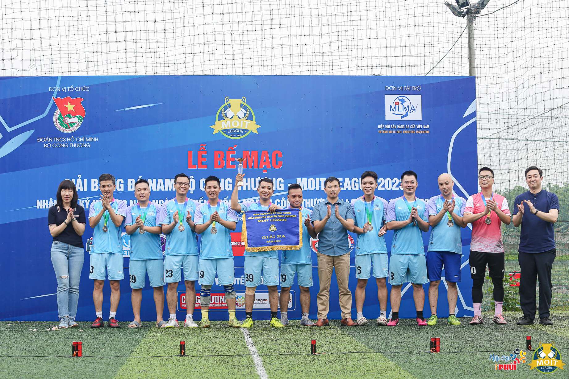 Đội Vietrans nhận cúp Đồng với vị trí thứ 3 toàn Giải