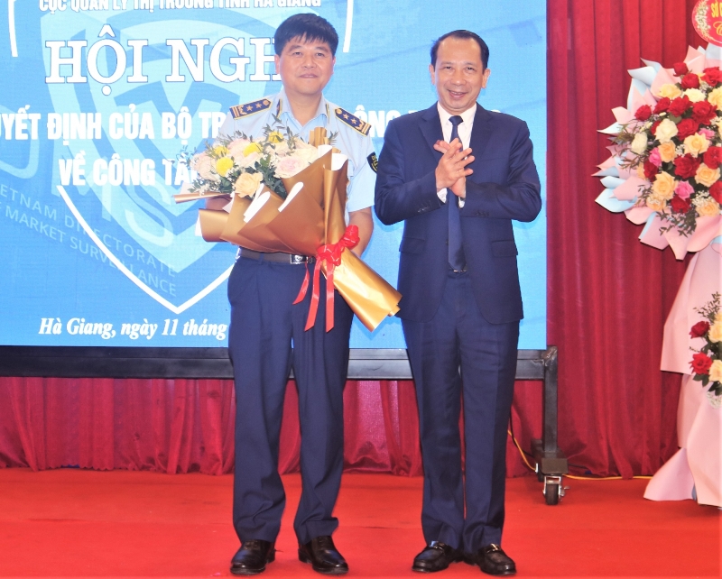 Ông Trần Đức Quý Tỉnh ủy viên, Phó Chủ tịch UBND tỉnh Hà Giang tặng hoa chúc mừng ông Vũ Quốc khánh
