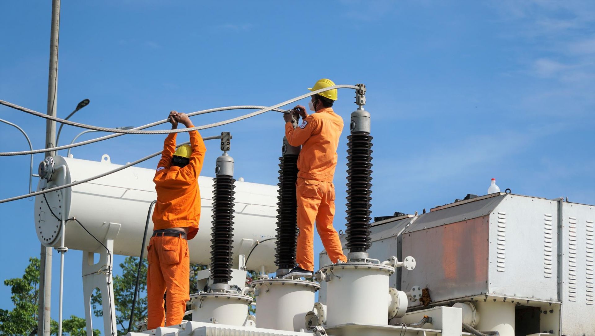 Bộ Công Thương yêu cầu đẩy nhanh tiến độ xây dựng và đưa vào vận hành các công trình lưới điện truyền tải, đặc biệt là các công trình truyền tải điện trọng điểm