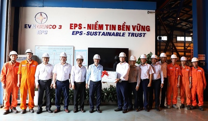 Đoàn Công tác đến thăm và tặng quà cho Phân xưởng sửa chữa EPS tại Mông Dương