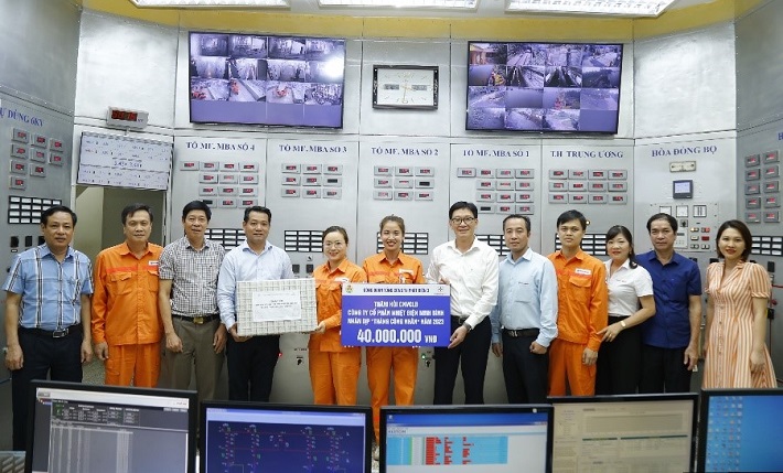 Thăm hỏi tặng quà cho người lao động tại Công ty CP Nhiệt điện Ninh Bình