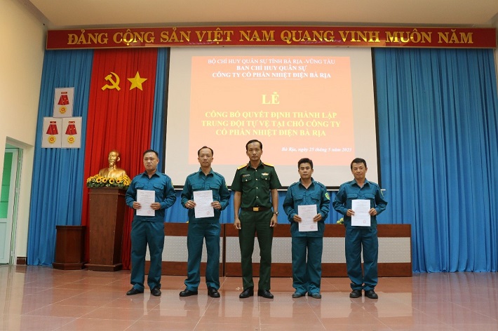 ĐC Nguyễn Thanh Hồng, Phó tham mưu Trưởng, Ban CHQS TP Bà Rịa trao các Quyết định bổ nhiệm cán bộ Trung đội tự vệ và các Tiểu đội trưởng