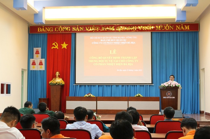 Đồng chí Võ Nhu - Phó Tổng giám đốc, Chỉ huy Trưởng Ban Chỉ huy quân sự Công ty cố phần Nhiệt điện Bà Rịa phát biểu chỉ đạo tại buổi Lễ