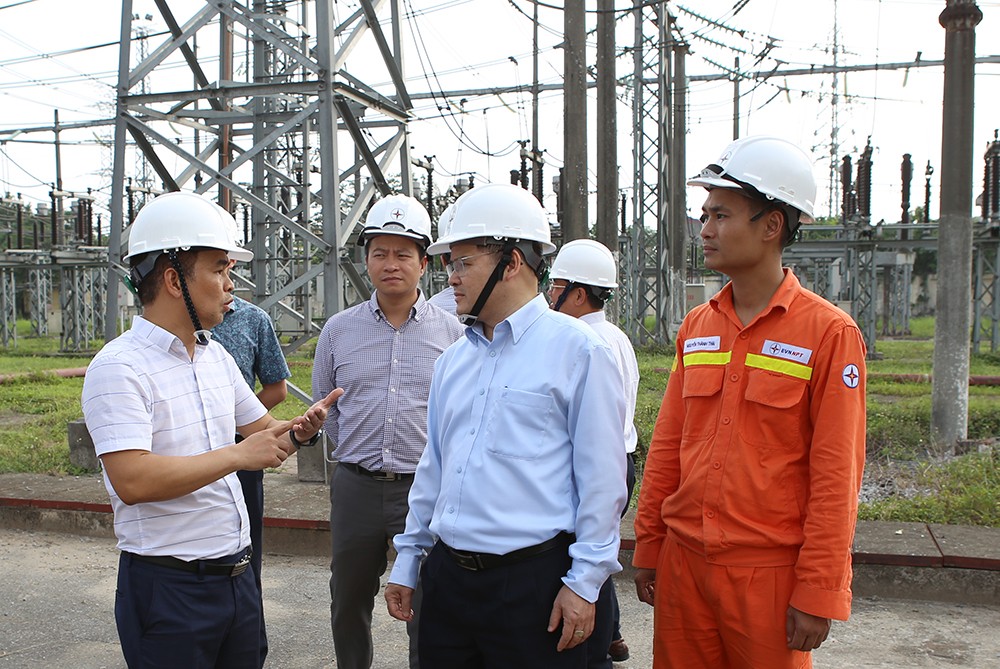 Lãnh đạo Cục Điều tiết điện lợc đặc biệt yêu cầu Tổng công ty Điện lực TP. Hà Nội (EVNHANOI) tập trung đảm bảo cung cấp điện an toàn, liên tục phục vụ kỳ họp thứ 5, Quốc hội khóa XV đang diễn ra