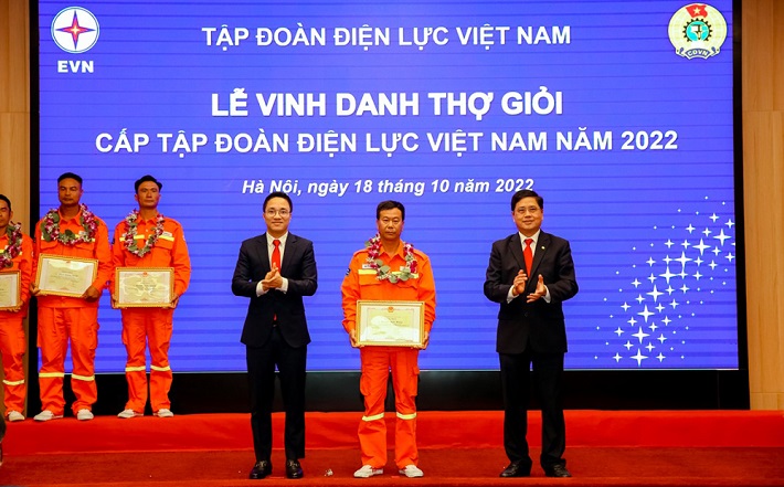 Anh Nguyễn Quốc Hùng được vinh danh thợ giỏi cấp Tập đoàn Điện lực Việt Nam năm 2022