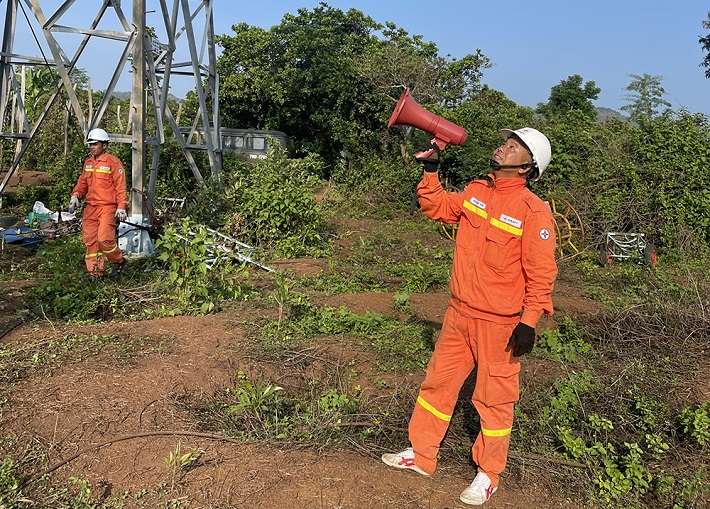 Anh Nguyễn Quốc Hùng trong một lần thực hiện nhiệm vụ