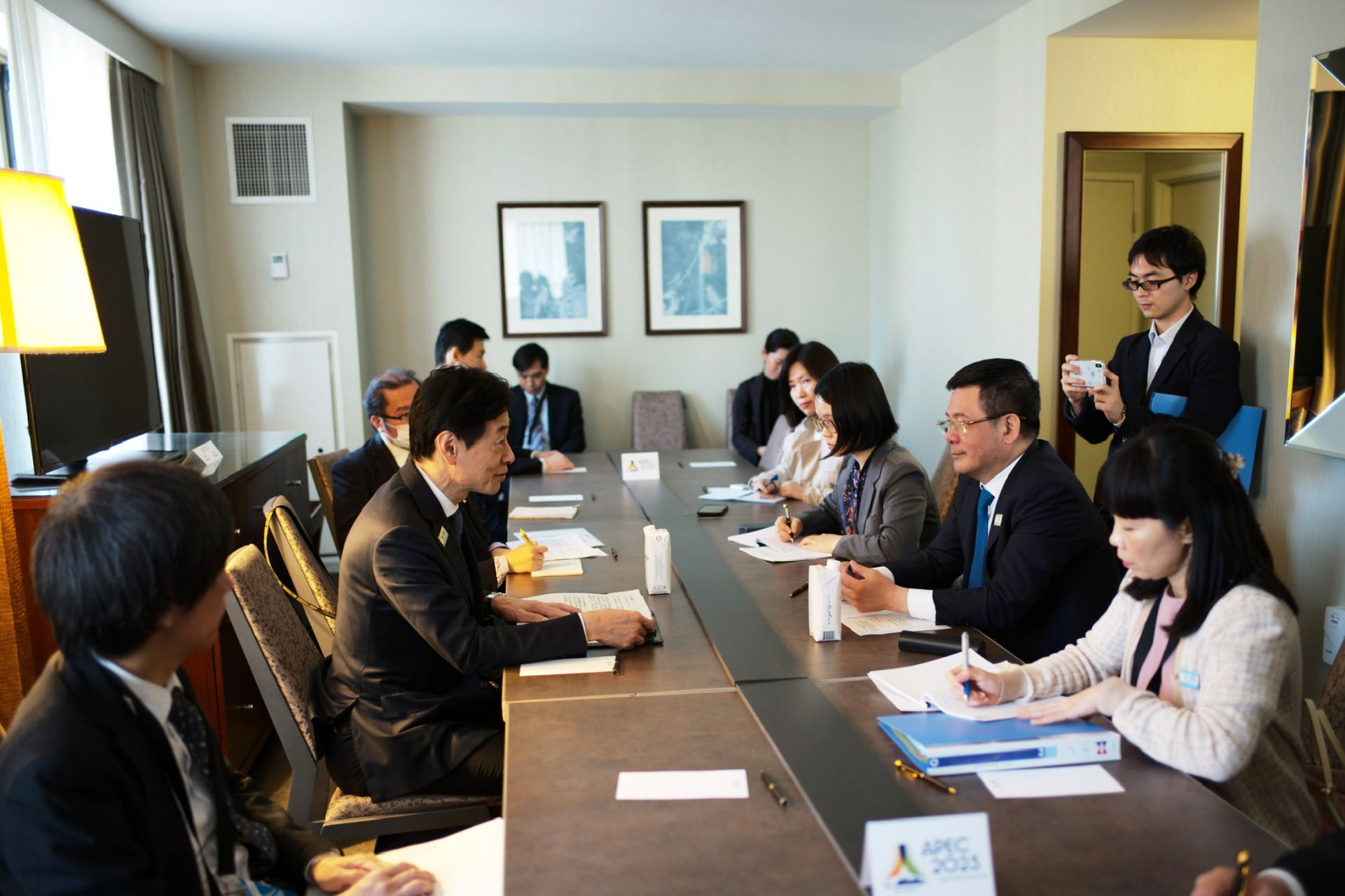 Bộ trưởng Nguyễn Hồng Diên tiếp và làm việc với ông Nishimura Yasutoshi - Bộ trưởng Kinh tế, Thương mại và Công nghiệp (METI) Nhật Bản bên lề Hội nghị MRT 29