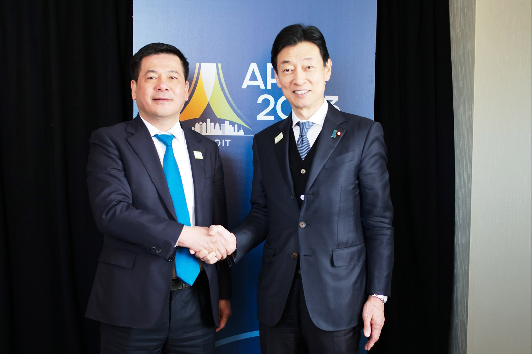 Bộ trưởng Nguyễn Hồng Diên tiếp và làm việc với ông Nishimura Yasutoshi - Bộ trưởng Kinh tế, Thương mại và Công nghiệp (METI) Nhật Bản bên lề Hội nghị MRT 29