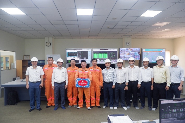 Đoàn Tổng Công ty thăm và tặng quà cho người lao động tại Công ty Nhiệt điện Phú Mỹ