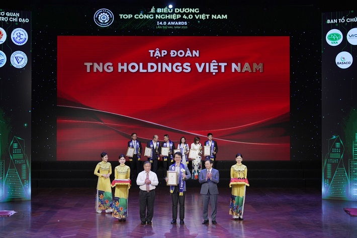 Đại diện TNG Holdings Vietnam nhận chứng nhận giải thưởng tại lễ biểu​ dương Top I4.0 Awards.