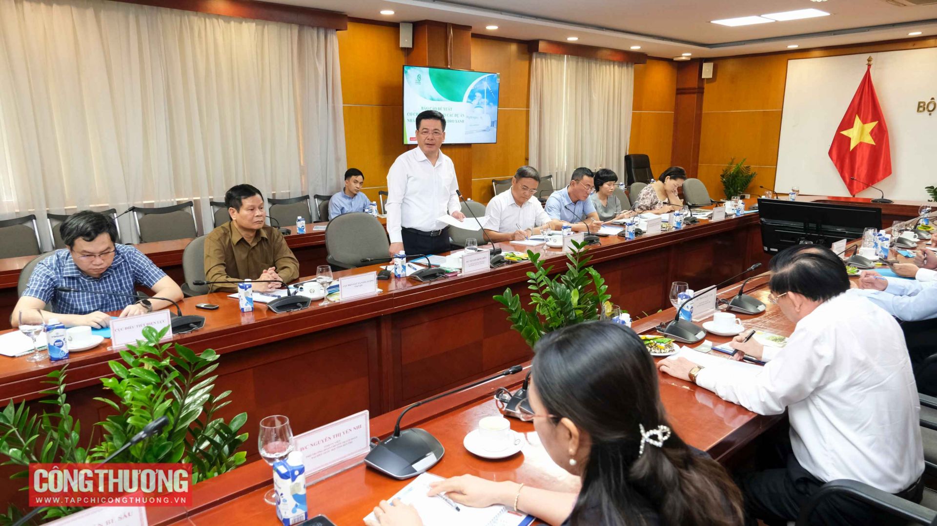 Bộ trưởng Nguyễn Hồng Diên làm việc với lãnh đạo tỉnh Bến Tre và tỉnh Trà Vinh về triển khai dự án Nhà máy xuất hydro xanh tại Việt Nam