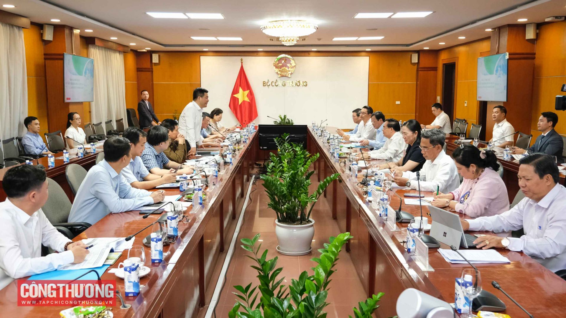 Toàn cảnh buổi làm việc giữa Bộ Công Thương và tỉnh Bến Tre, tỉnh Trà Vinh về sự án sản xuất hydro xanh tại Việt Nam