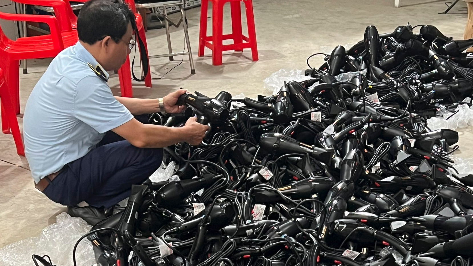 Quản lý thị trường Hà Nội tạm giữ 400 máy sấy tóc nghi giả nhãn hiệu Panasonic