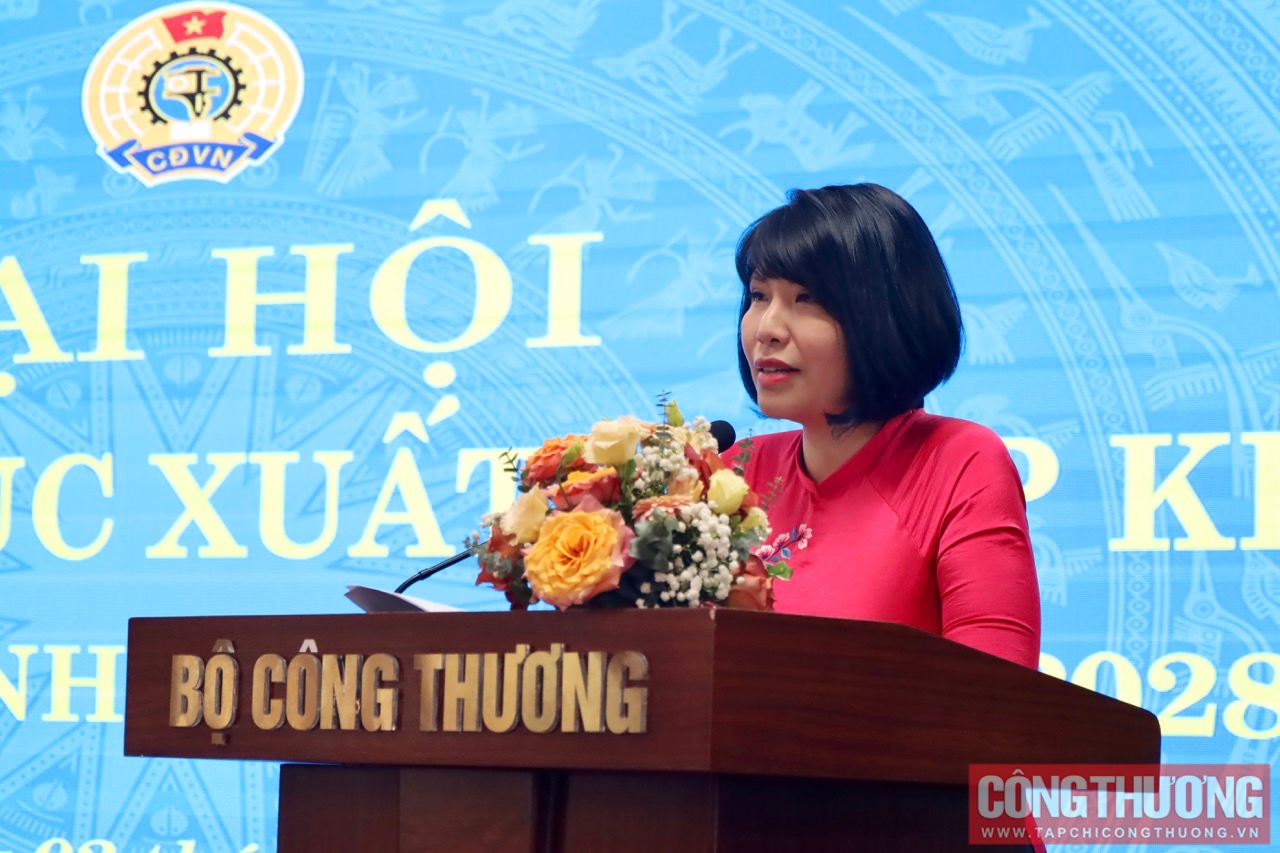 Đồng chí Nguyễn Thị Mai Linh, Phó Chủ tịch Công đoàn Cục Xuất nhập khẩu báo cáo kiểm điểm của Ban Chấp hành Công đoàn Cục Xuất nhập khẩu khóa II nhiệm kỳ 2017 - 2023