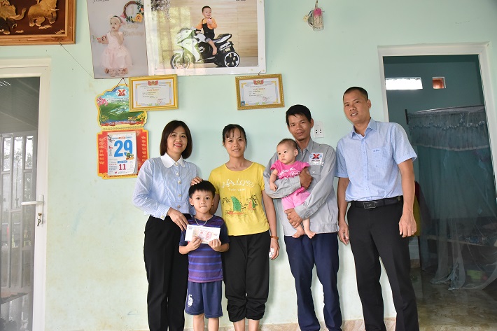 Công đoàn bộ phận Văn phòng thăm hỏi, động viên gia đình các cháu có hoàn cảnh khó khăn