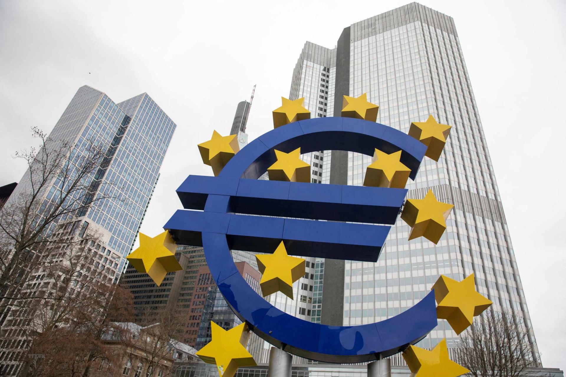 Biểu tượng đồng euro ở phía trước trụ sở Ngân hàng trung ương châu Âu tại Frankfurt am Main, Đức. Ảnh: AFP/TTXVN