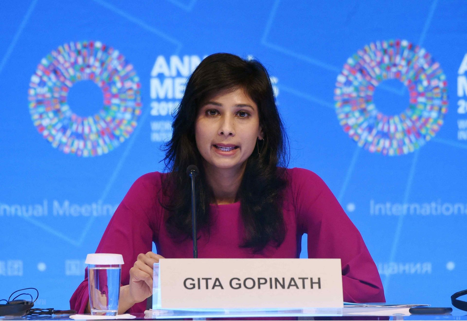 Bà Gita Gopinath phát biểu trong cuộc họp báo ở Washington, DC, Mỹ. Ảnh: AFP/TTXVN