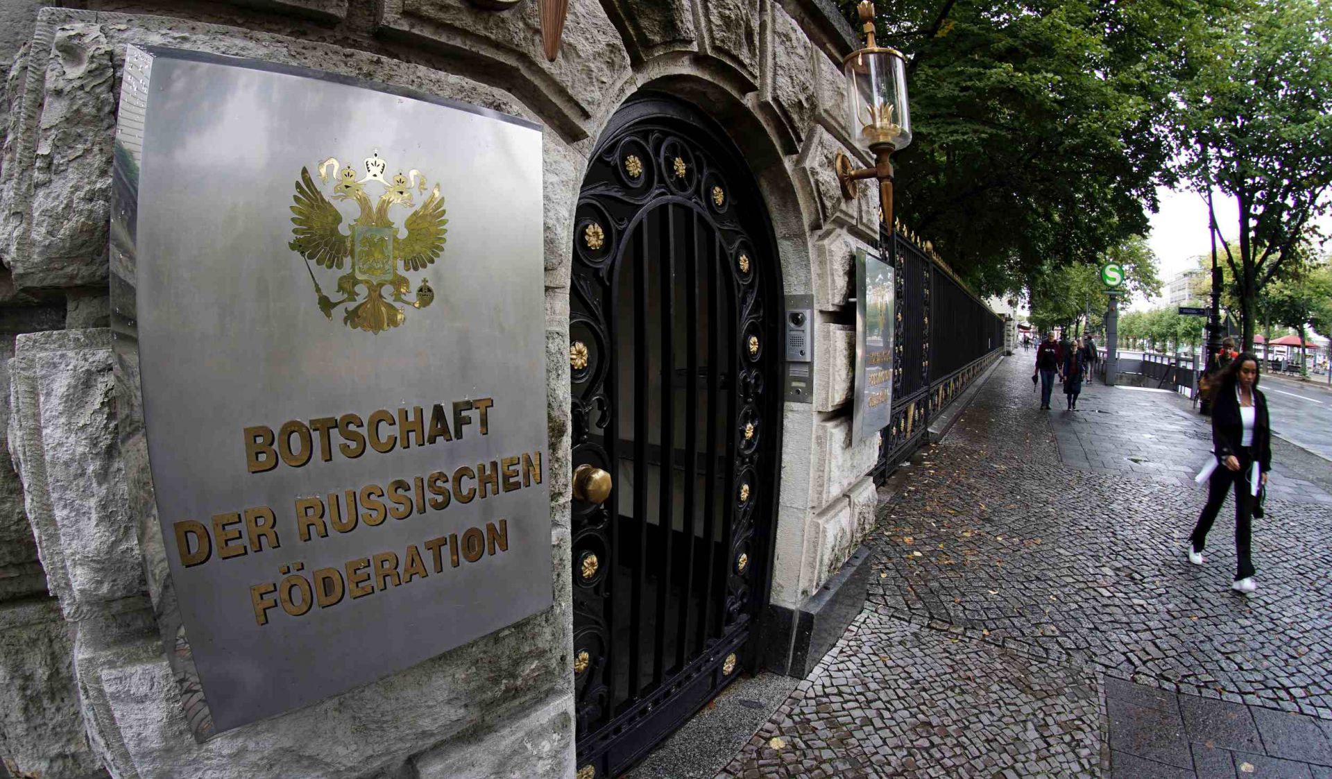 Cổng vào đại sứ quán Nga ở Berlin, Đức. Ảnh: AP