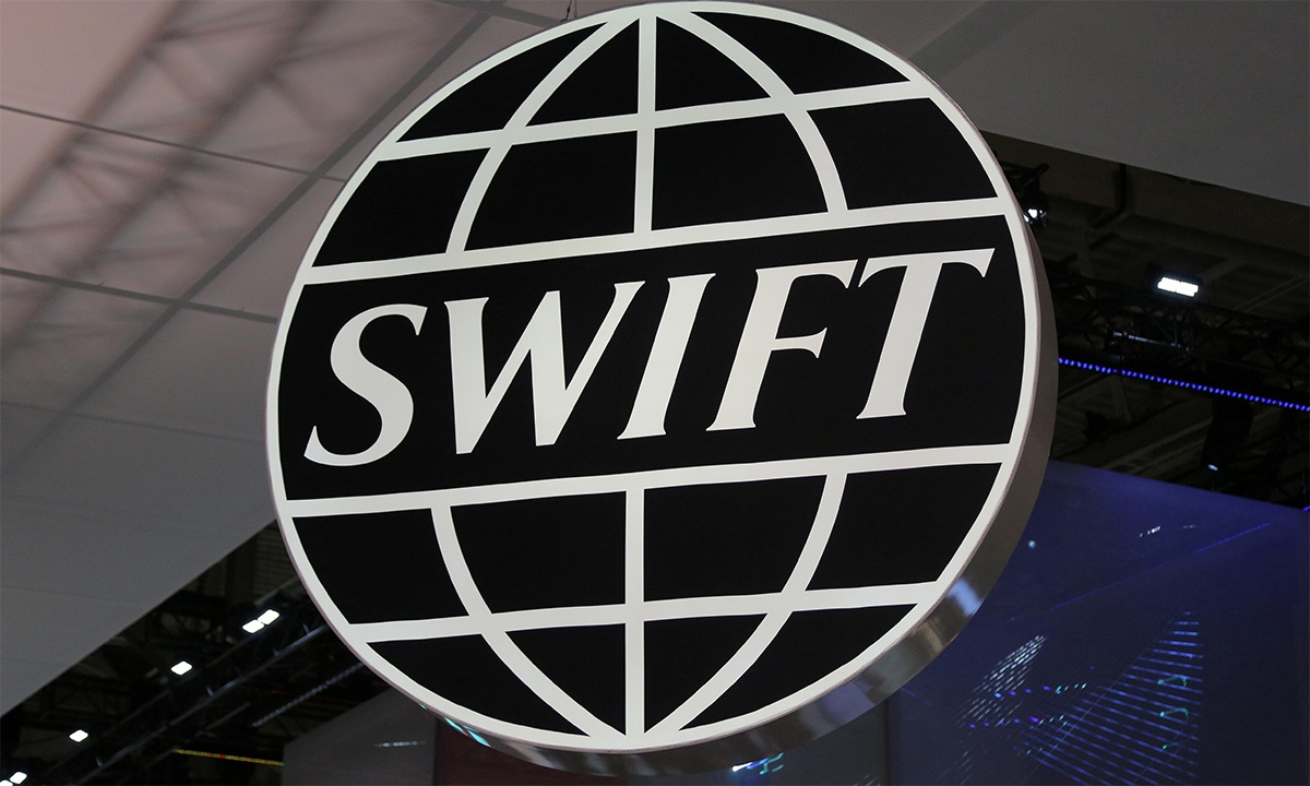 Biểu tượng của SWIFT tại hội nghị tài chính ngân hàng ở Toronto, Canada tháng 10/2017. Ảnh: Reuters