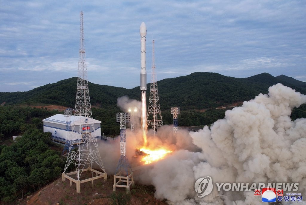 Tên lửa "Chollima-1" mới của Triều Tiên mang theo vệ tinh trinh sát quân sự, "Malligyong-1" từ bãi phóng Tongchang-ri trên bờ biển phía tây của Triều Tiên ngày 31/5. Ảnh: Yonhap