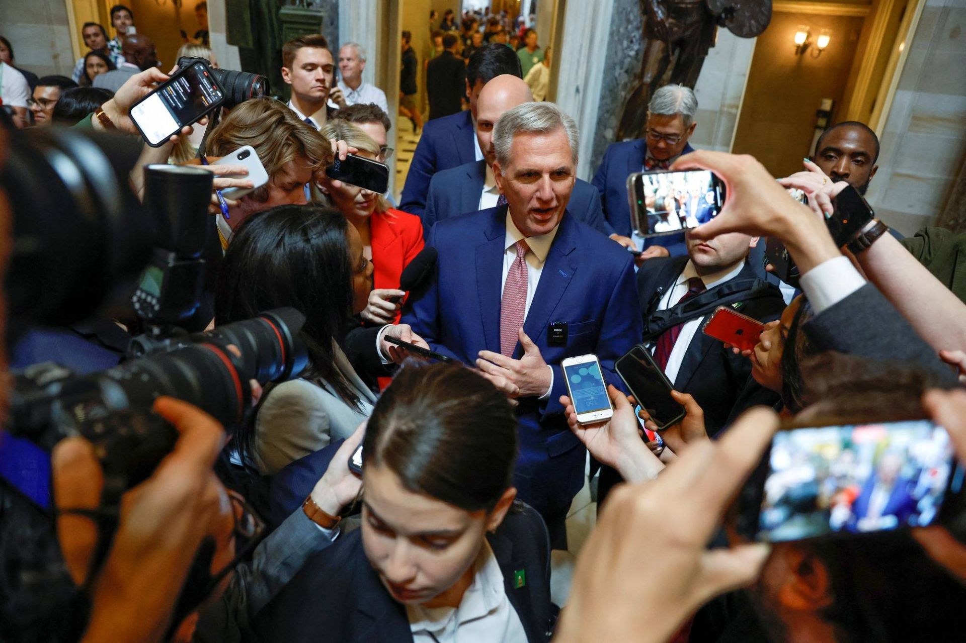 Chủ tịch Hạ viện Mỹ Kevin McCarthy trả lời báo chí tại Điện Capitol về dự luật trần nợ công ngày 30/5 - Ảnh: Reuters
