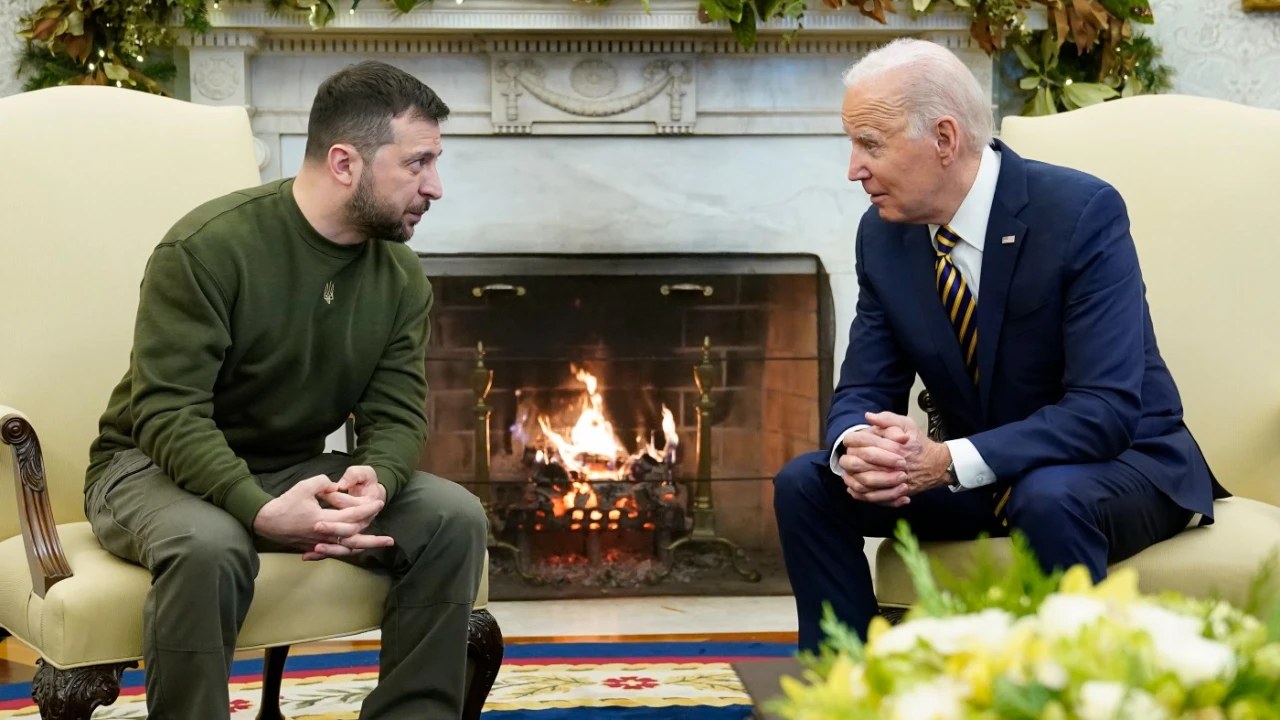 Tổng thống Mỹ Joe Biden và Tổng thống Ukraine Volodymyr Zelensky trao đổi tại Nhà Trắng ngày 21/12/2022. Ảnh: AFP