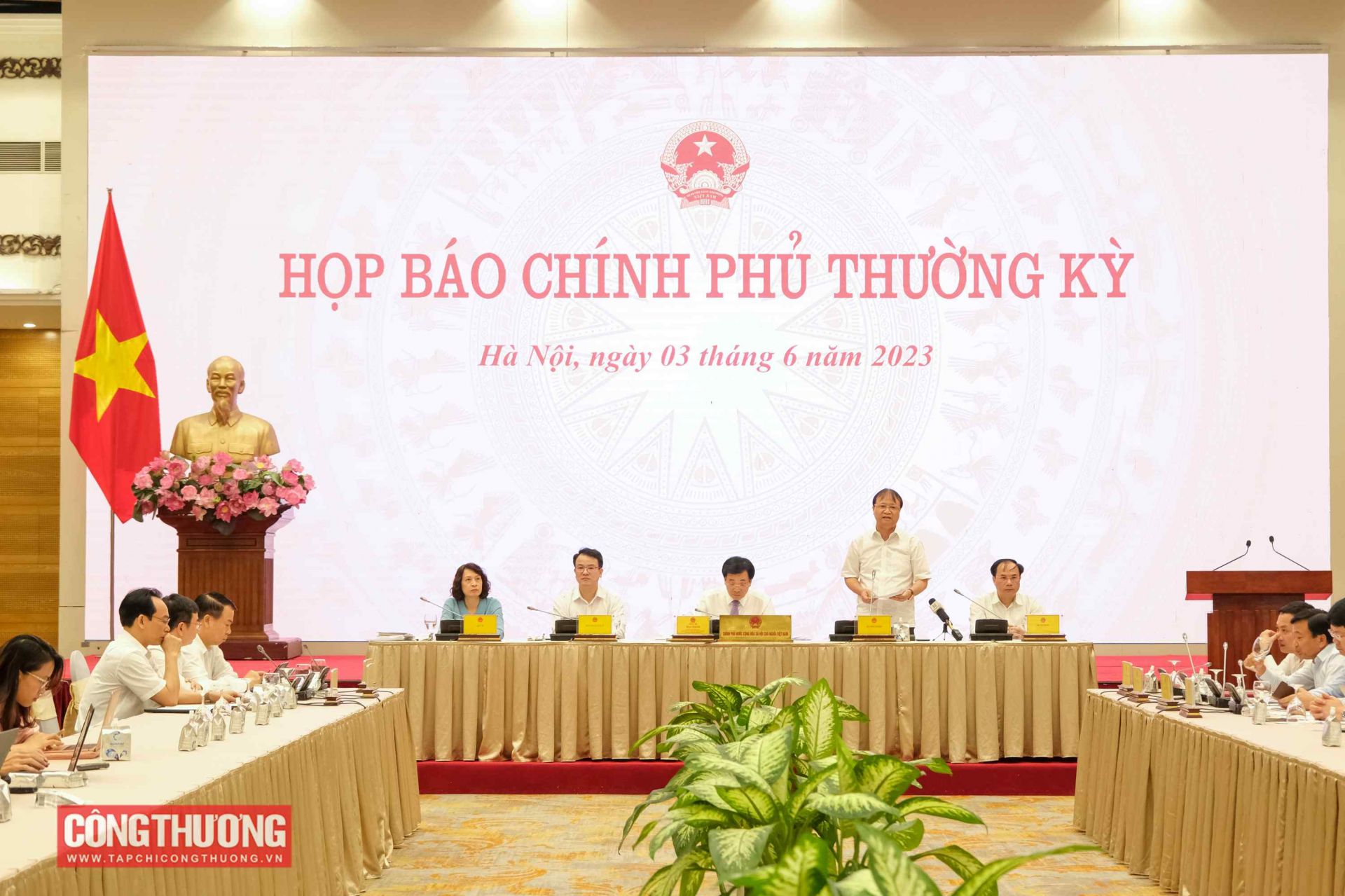 Thứ trưởng Đỗ Thắng Hải - Người phát ngôn Bộ Công Thương trả lời câu hỏi của phóng viên liên quan đến việc đảm bảo cung ứng điện và xử lý vướng mắc của các dự án điện gió, điên mặt trời chuyển tiếp